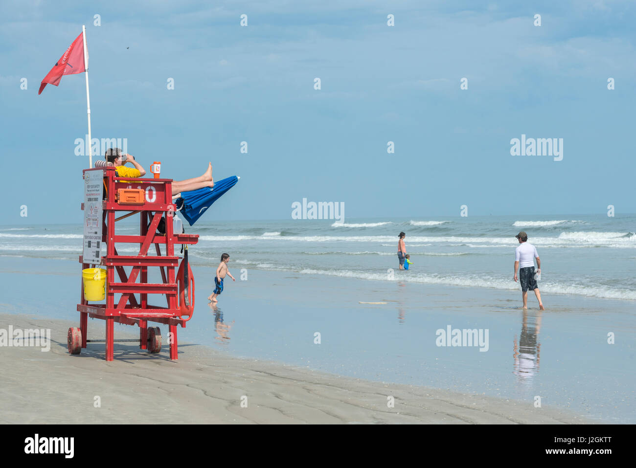USA, Florida, New Smyrna Beach, Rettungsschwimmer am Strand (großformatige Größen erhältlich) Stockfoto