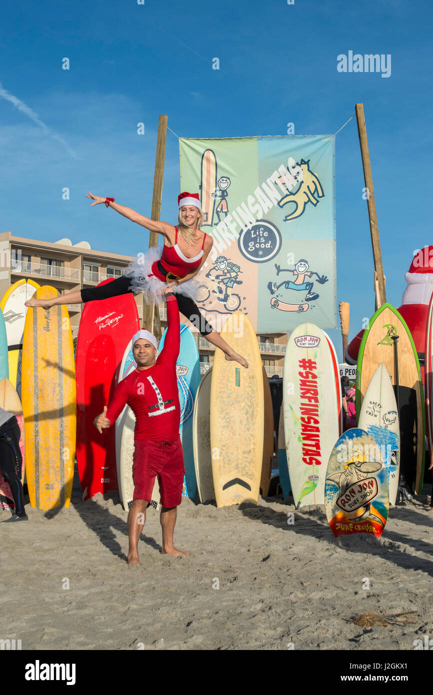 Surfen Weihnachtsmänner, Surfbretter, Cocoa Beach, Florida, USA Stockfoto