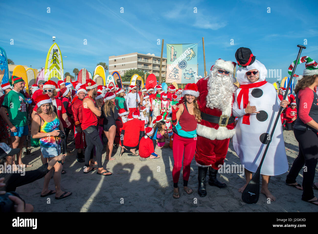 Surfen Weihnachtsmänner, Surfbretter, Cocoa Beach, Florida, USA Stockfoto