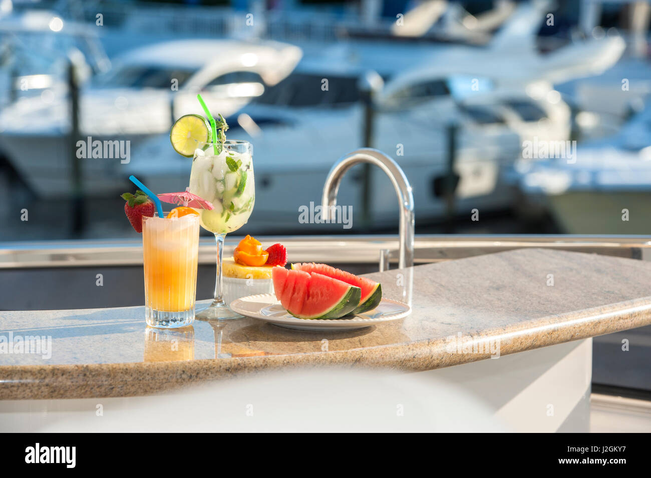 Getränke und Obst auf Bar auf Wild Kingdom Yacht, Jupiter, Florida, USA Stockfoto