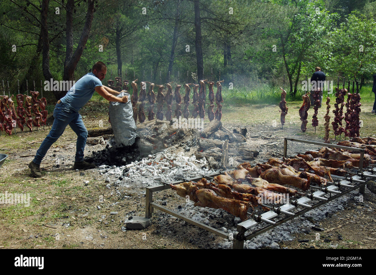 Bidonì, Sardinien. Ostermontag-Dorffest: Lam geröstet Stockfoto