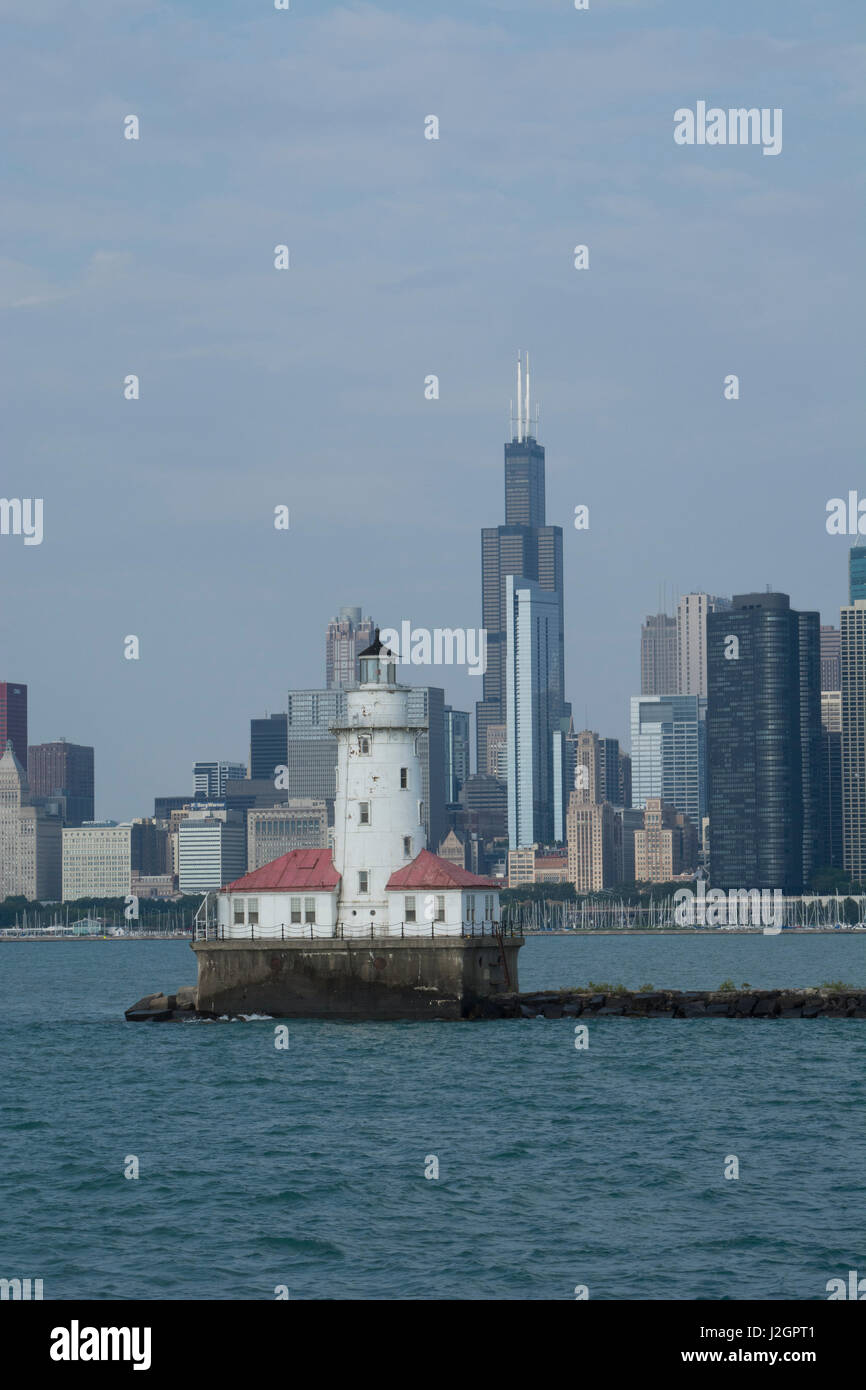 Illinois, Chicago, Lake Michigan. Historische Chicago Harbor Light mit Skyline von Chicago und Willis Tower in der Ferne. Stockfoto