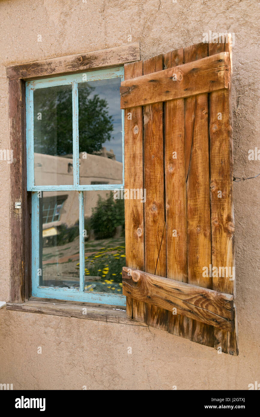 Rustikalen hölzernen Fensterläden Fenster des Museums Kit Carson, Taos, New Mexico, USA. Stockfoto