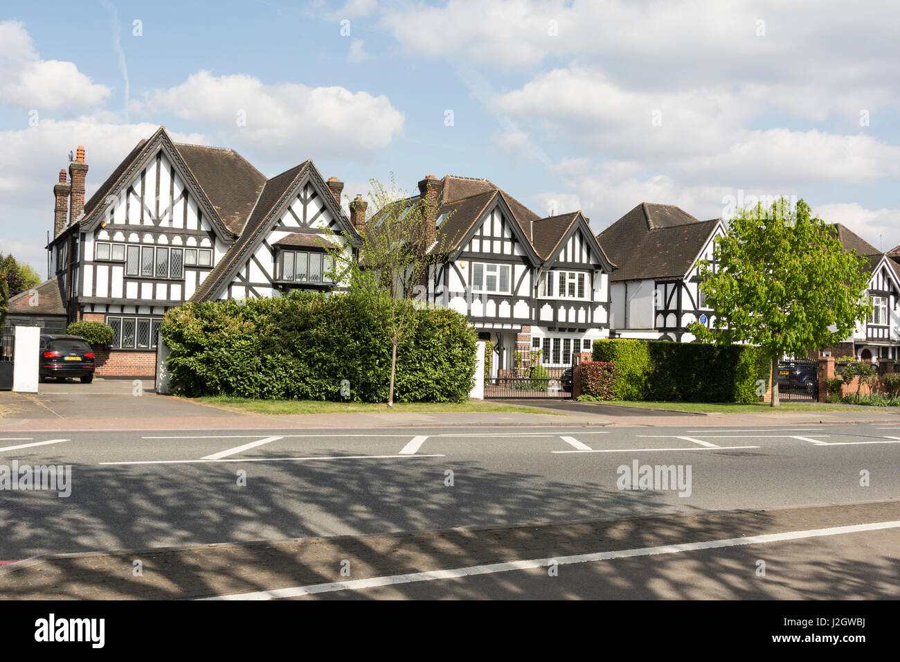 Mock Tudor Gehäuse an der North Circular Road in Acton, West London, England, Großbritannien Stockfoto