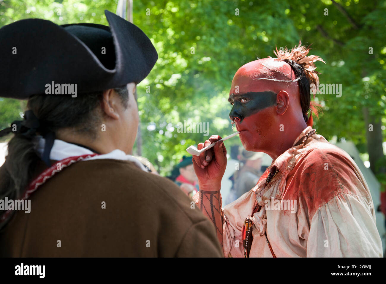 Indianische Stämme Nordosten raucht eine Pfeife während Fort Niagara Französisch Indian Wars Reenactment, NY Stockfoto