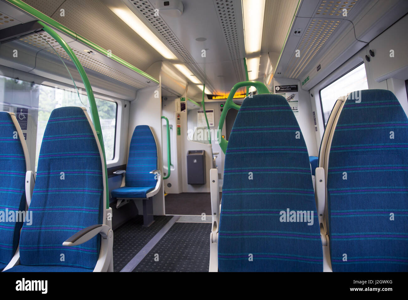 Vorortbahn blau sitzt innen express Stockfoto