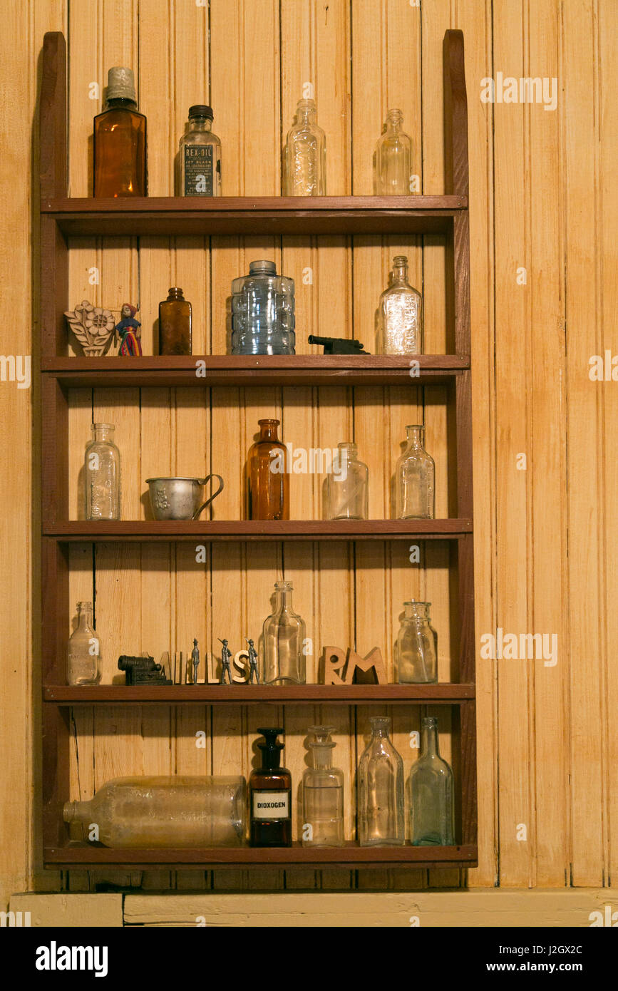 Antike Flaschen den Regalen. Pittsburgh, PA, USA. Stockfoto