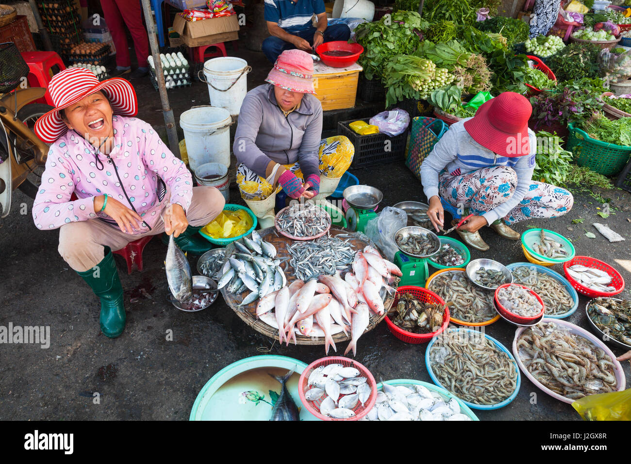 NHA TRANG, VIETNAM - 20 Januar: Frauen sind Meeresfrüchte auf dem nassen Markt am 20. Januar 2016 in Nha Trang, Vietnam zu verkaufen. Stockfoto