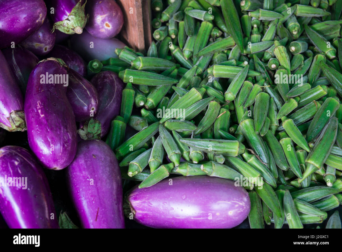 Okra und Auberginen zum Verkauf an einen Bauernmarkt, Charleston, South Carolina. USA Stockfoto