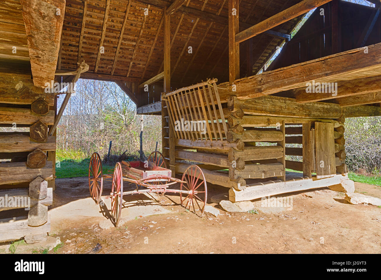 Tennessee, Great Smoky Mountains National Park, Cades Cove, Tipton Ort, alte Wagen in Cantilever-Scheune Stockfoto