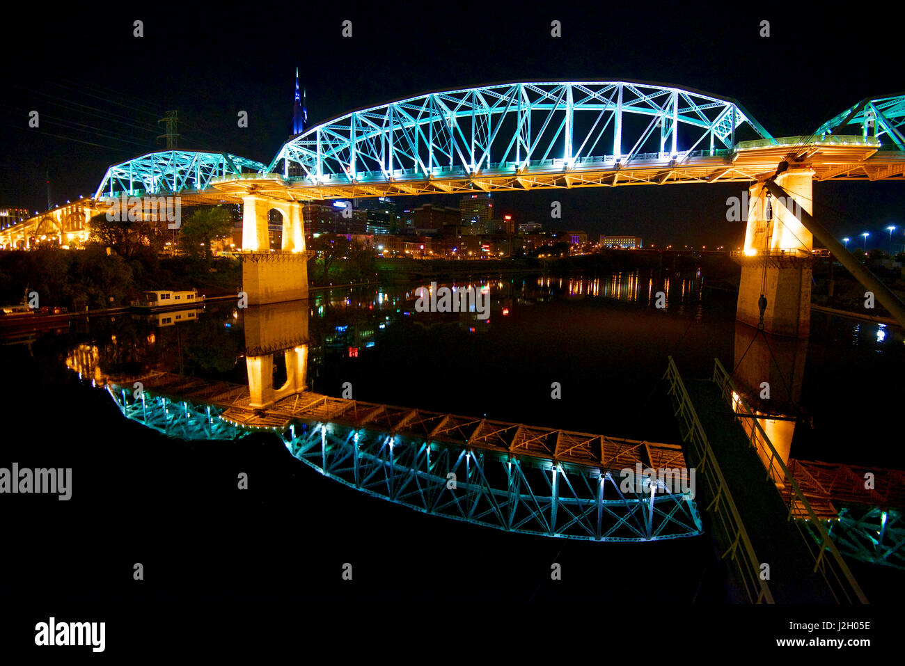 Nashville, Tennessee. An Bord der General Jackson Raddampfer auf dem Cumberland River in der Nacht. Fußgängerbrücke über den Cumberland River, in der Nacht. (Großformatige Größen erhältlich) Stockfoto