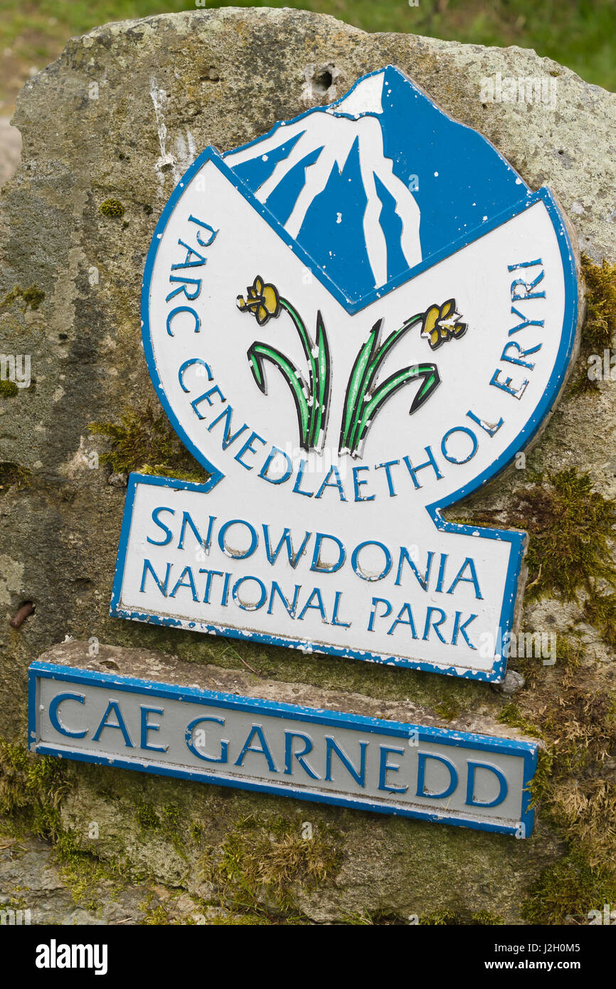 Snowdonia-Nationalpark oder Parc Cenedlaethol Eryri im Zeichen der walisischen Grenze. Stockfoto