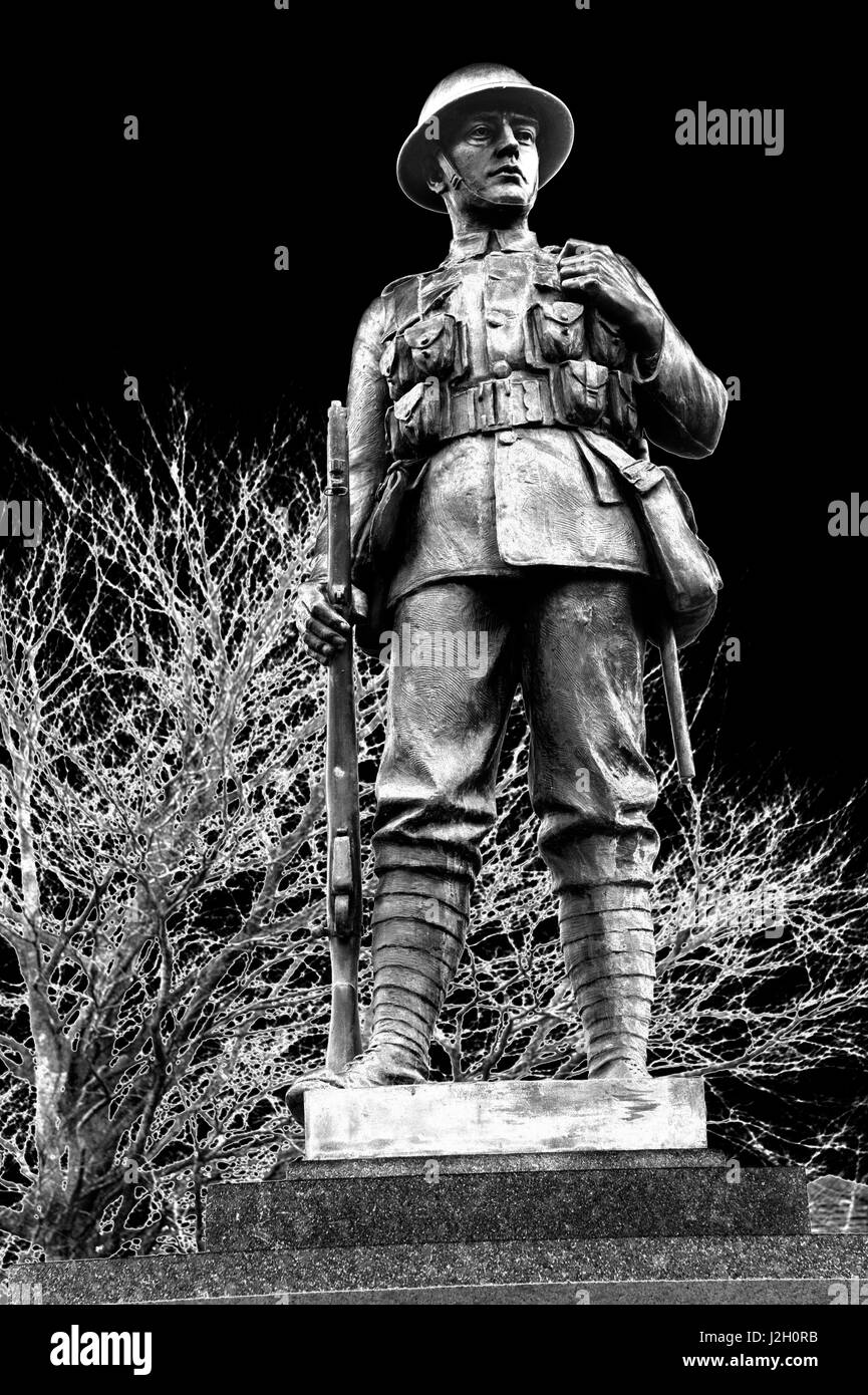 Statue von einer ersten Weltkrieg britische Tommy in der vollständigen Schlacht einheitliche Stockfoto