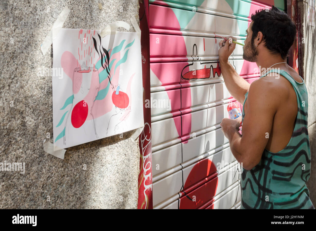 Madrid, Spanien, 23. April 2017.  Madrid-Straße Kunst Projektleistung in Malasaña Viertel mit einem Künstler Malerei auf 23. April 2017, Madrid, Spanien. Stockfoto