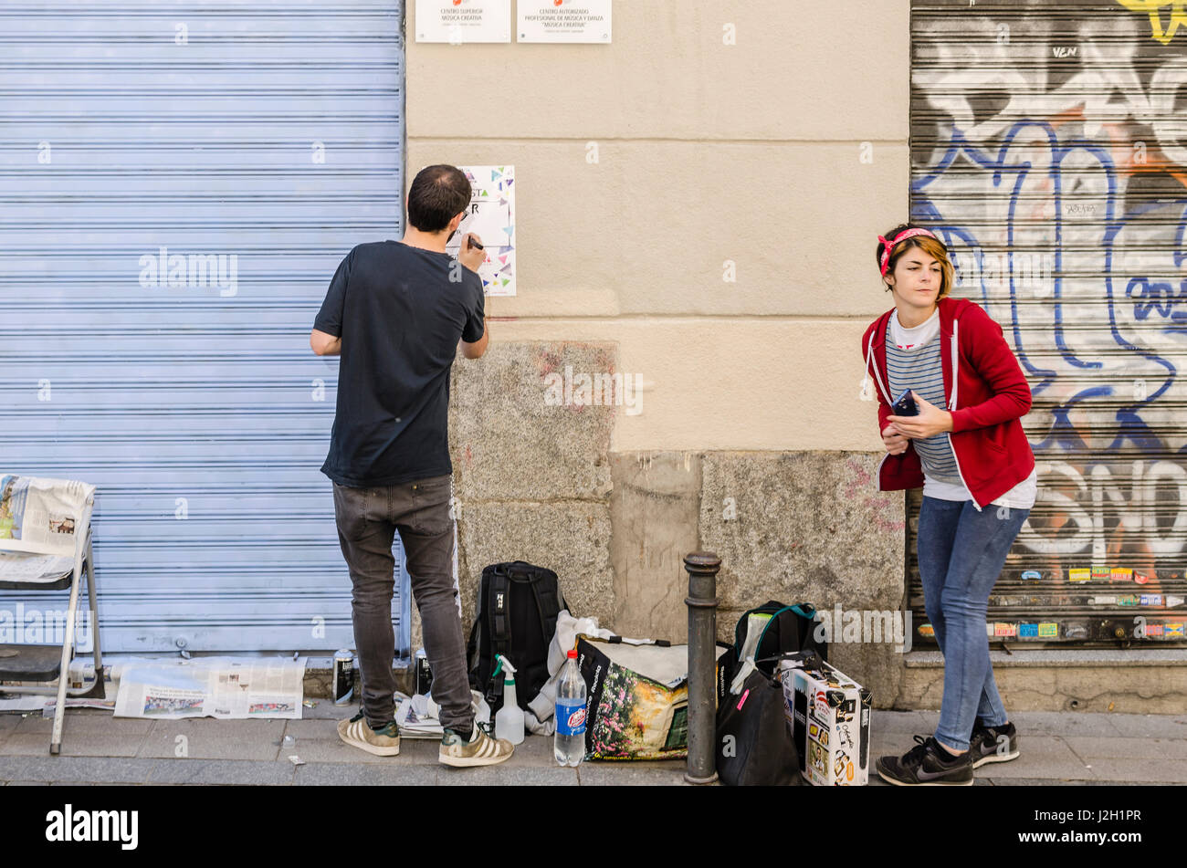 Madrid, Spanien, 23. April 2017.  Madrid-Straße Kunst Projektleistung in Malasaña Viertel mit einem Blick der Künstlerin am 23. April 2017, Madrid, Spanien. Stockfoto