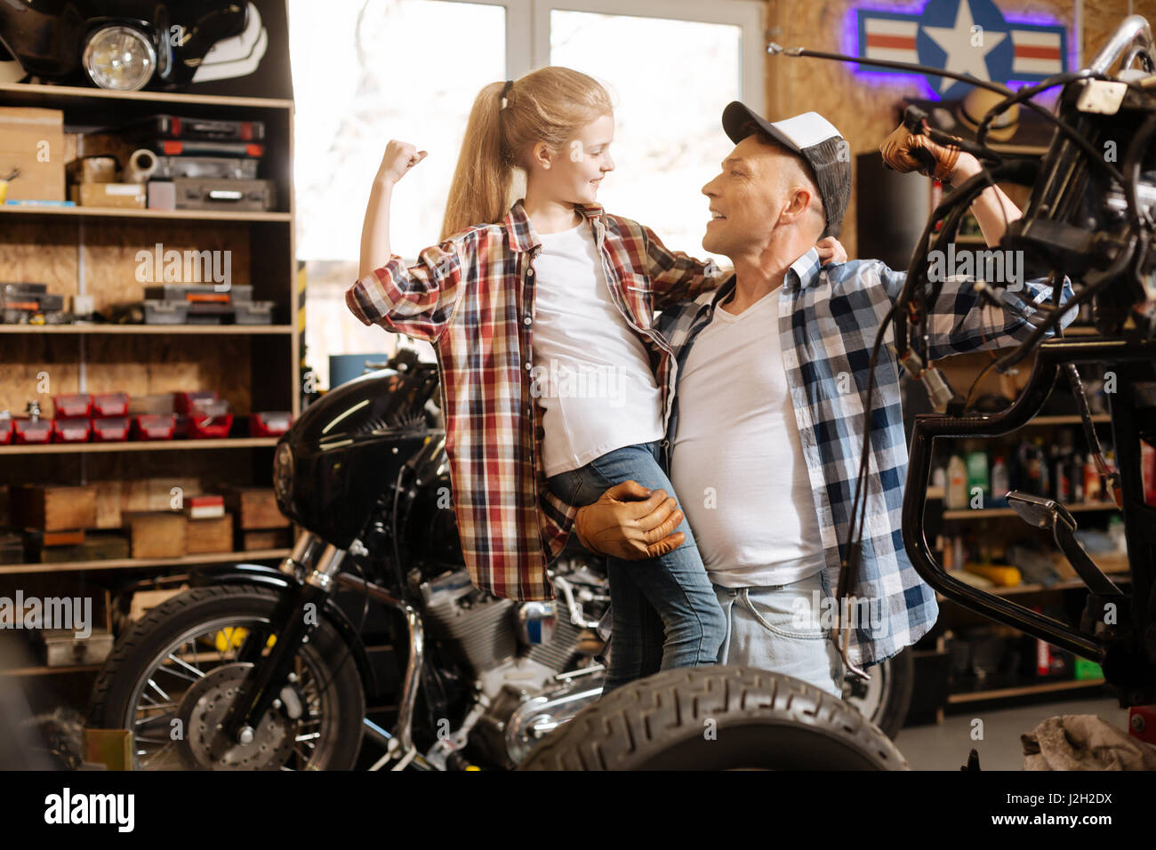 Niedliche Papa und Tochter entscheiden, wer stärker Stockfoto