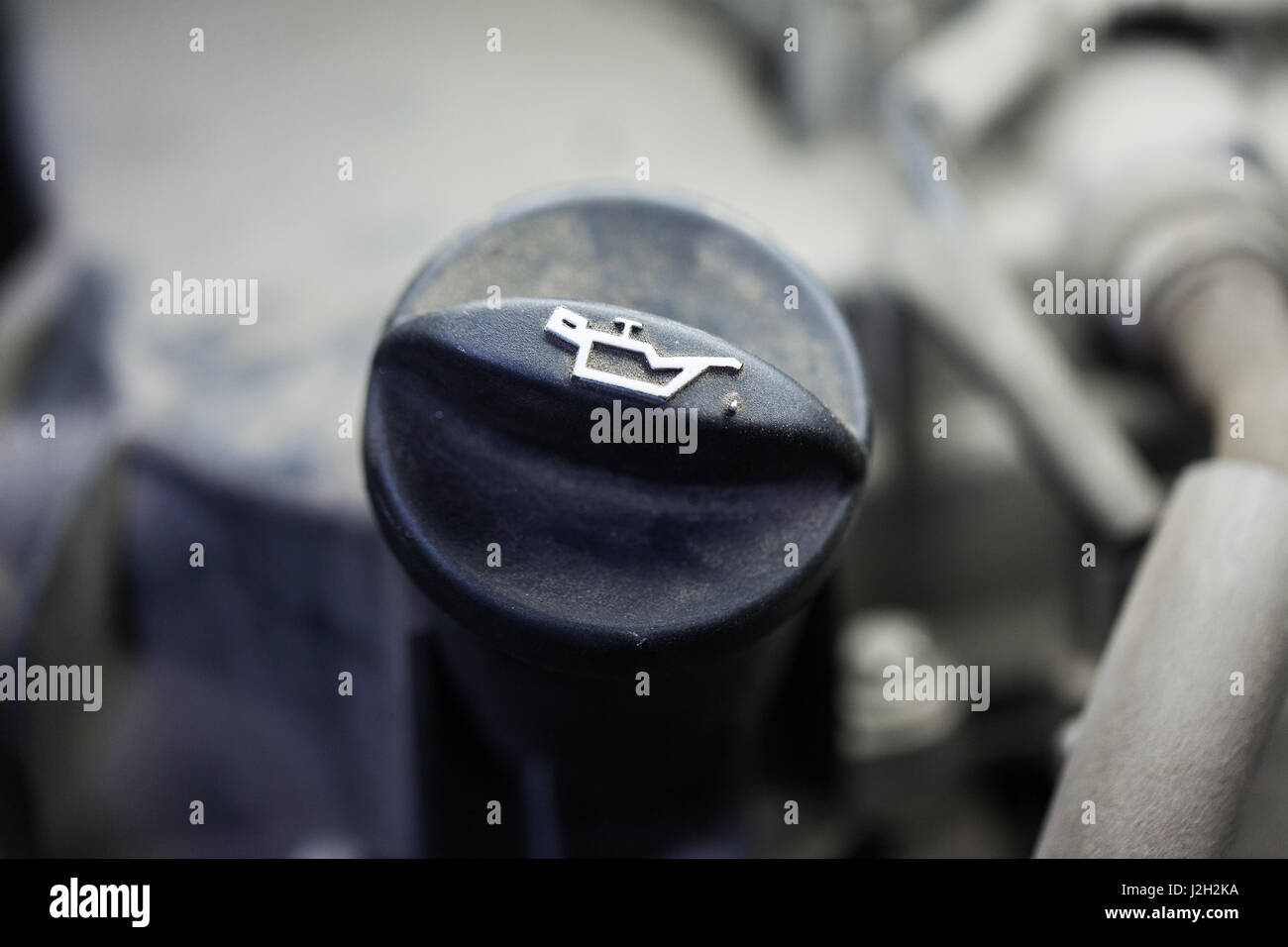 Motoröl-Tankdeckel im Auto Stockfoto