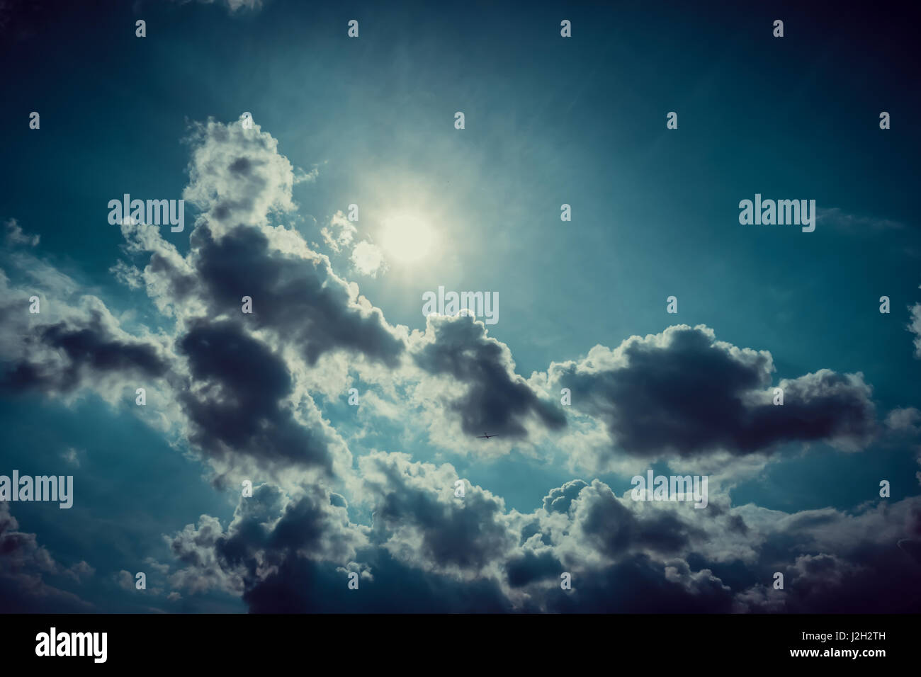 Gewitterwolken.   dunkler Himmel mit Sonne Stockfoto