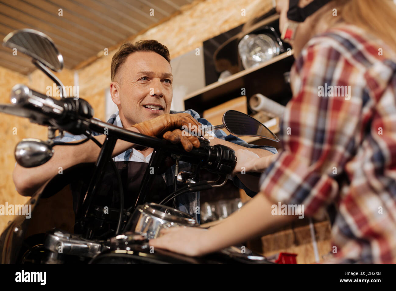 Gesprächig inspiriert Papa erklärt seine Faszination Stockfoto