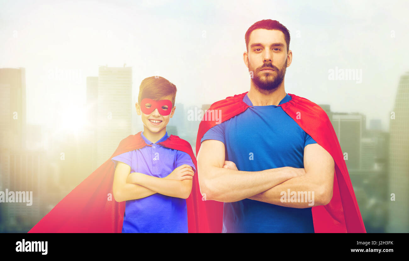 Mann und junge tragen rote Superheld Cape und Maske Stockfoto