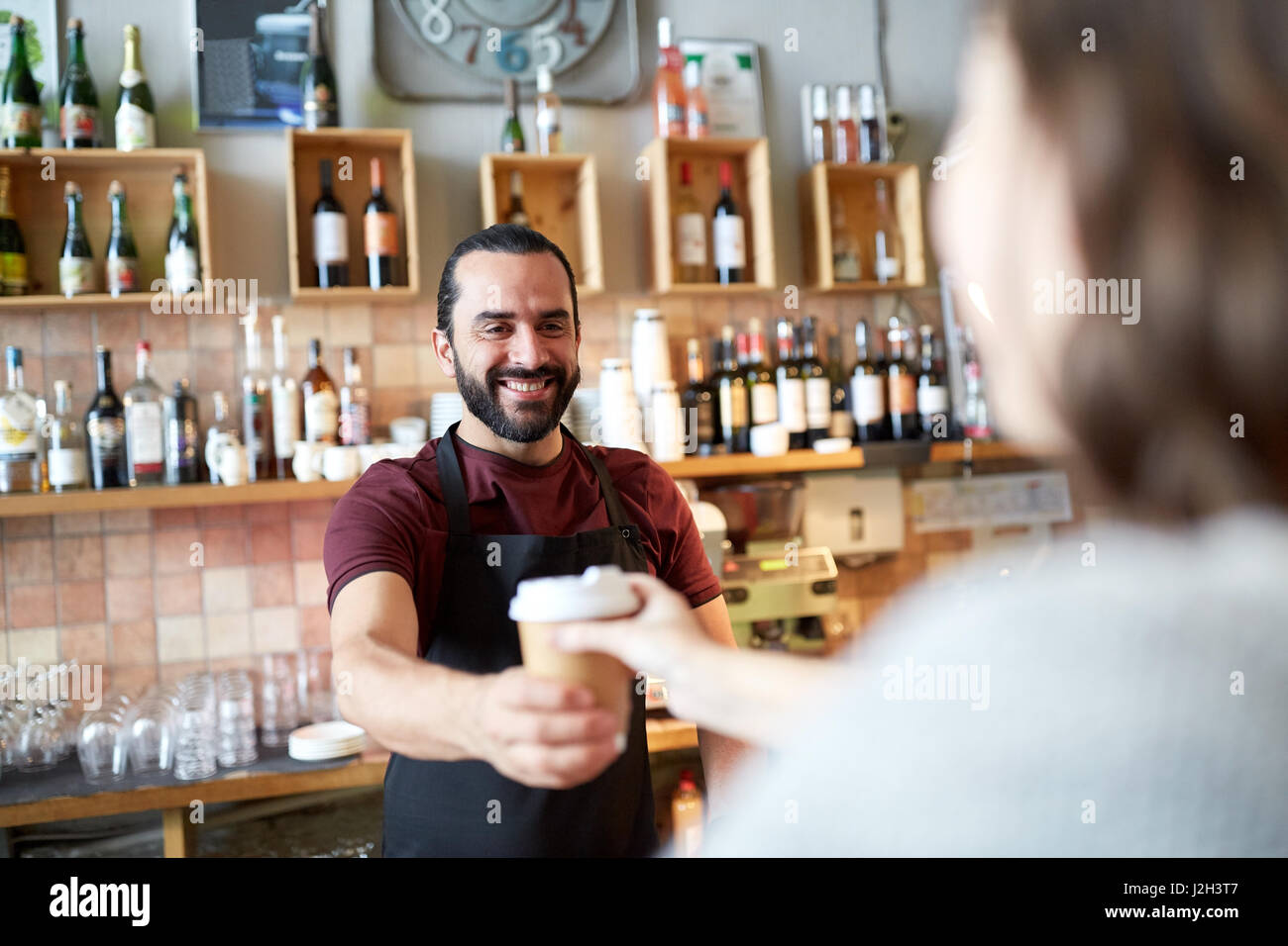 Mann oder Kellner servieren Kunden in Coffee-shop Stockfoto