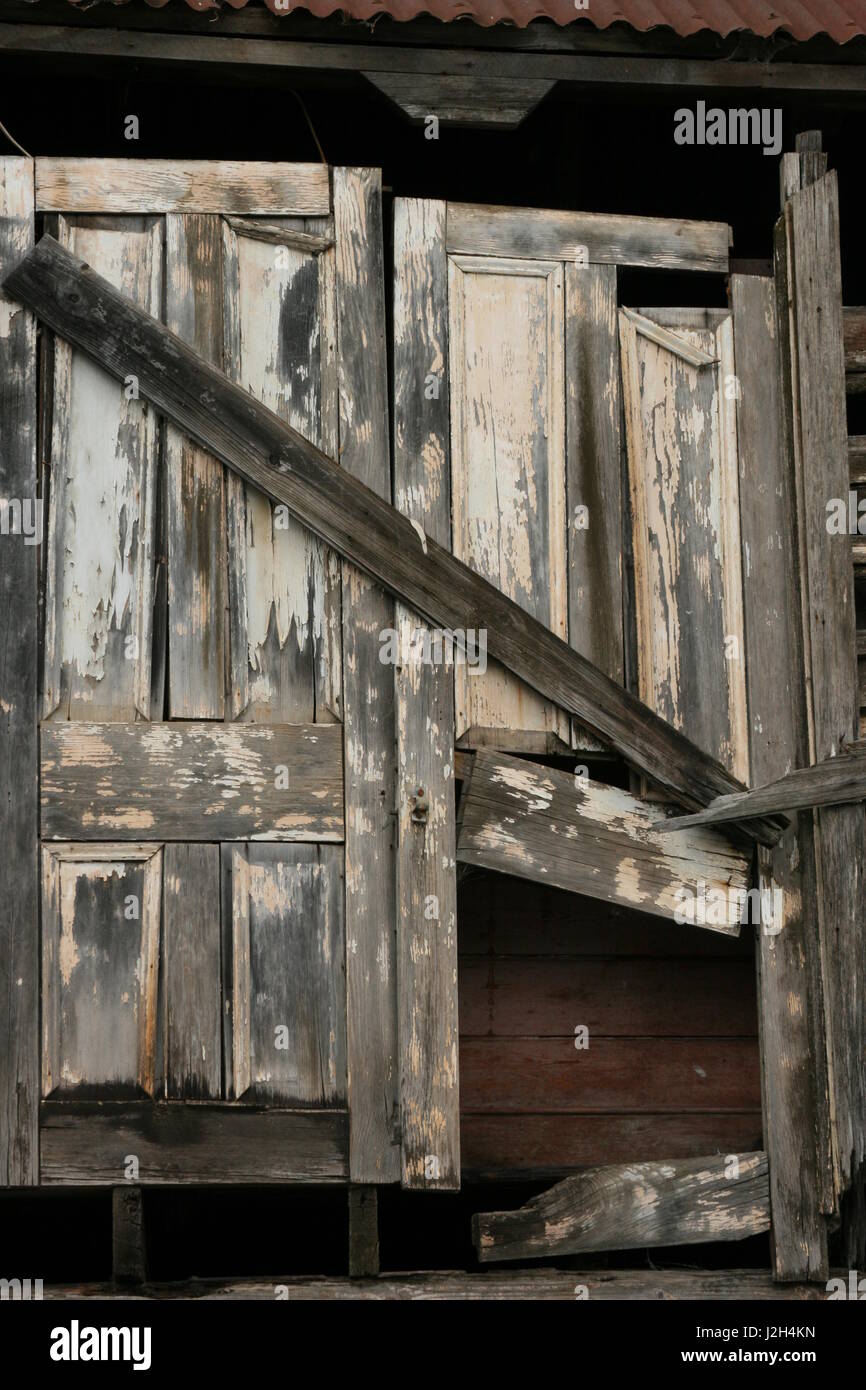 Alte Holz-Fensterläden Stockfoto