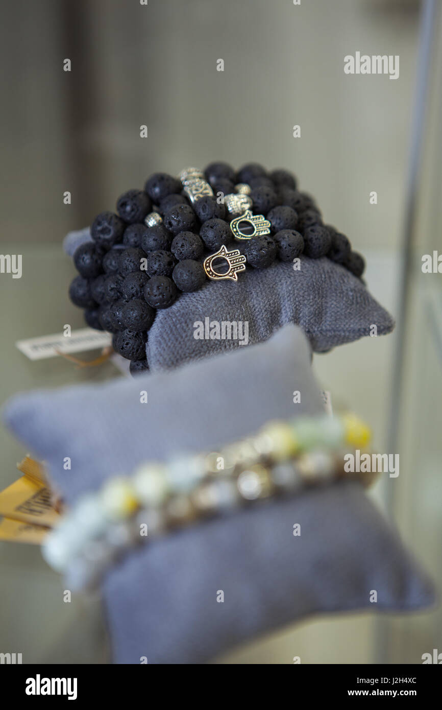 Edelsteine handgefertigte Armbänder am Schaufenster. Mode-Accessoires Stockfoto