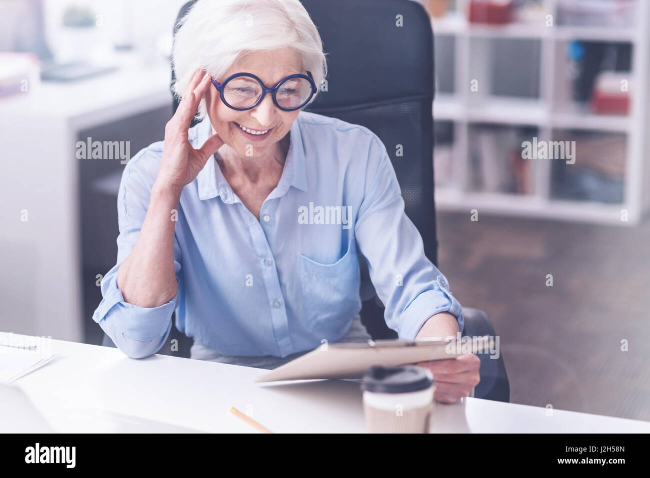 Lächelnde Frauen arbeiten im Büro Stockfoto