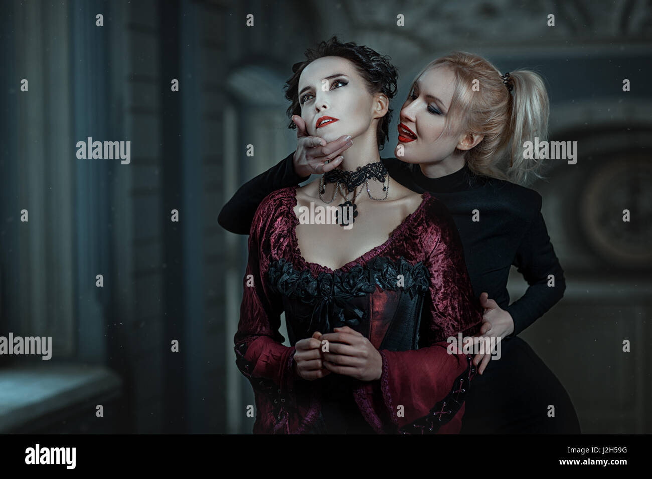 Blonde Frau beißen den Hals wie ein Vampir. Stockfoto