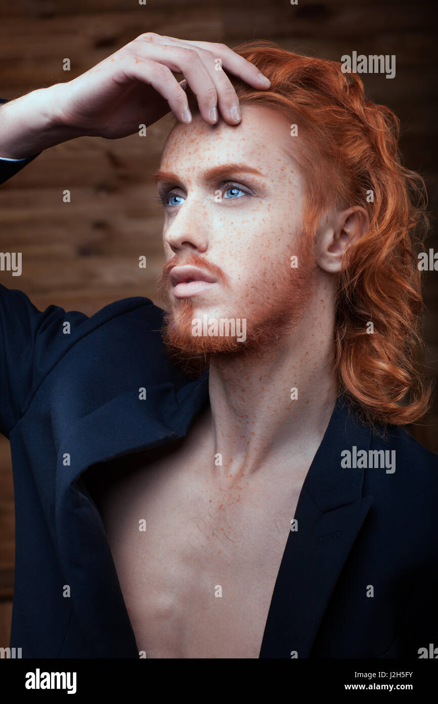 Porträt eines Mannes mit roten Haaren, er ist Metrosexual. Stockfoto