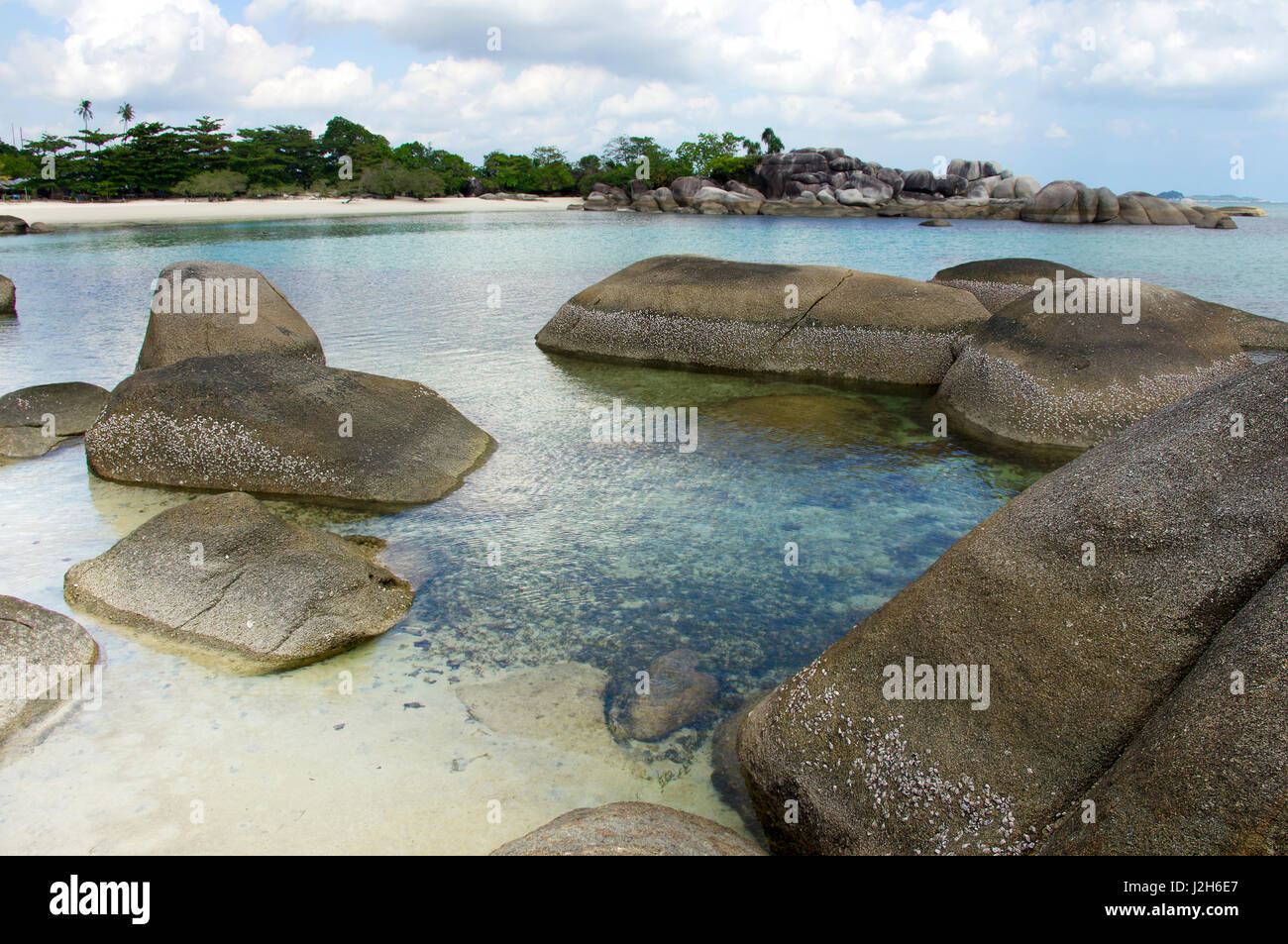 Natürliche Felsformation im Meer und an einem weißen Sandstrand auf der Insel Belitung am Morgen, Indonesien. Stockfoto