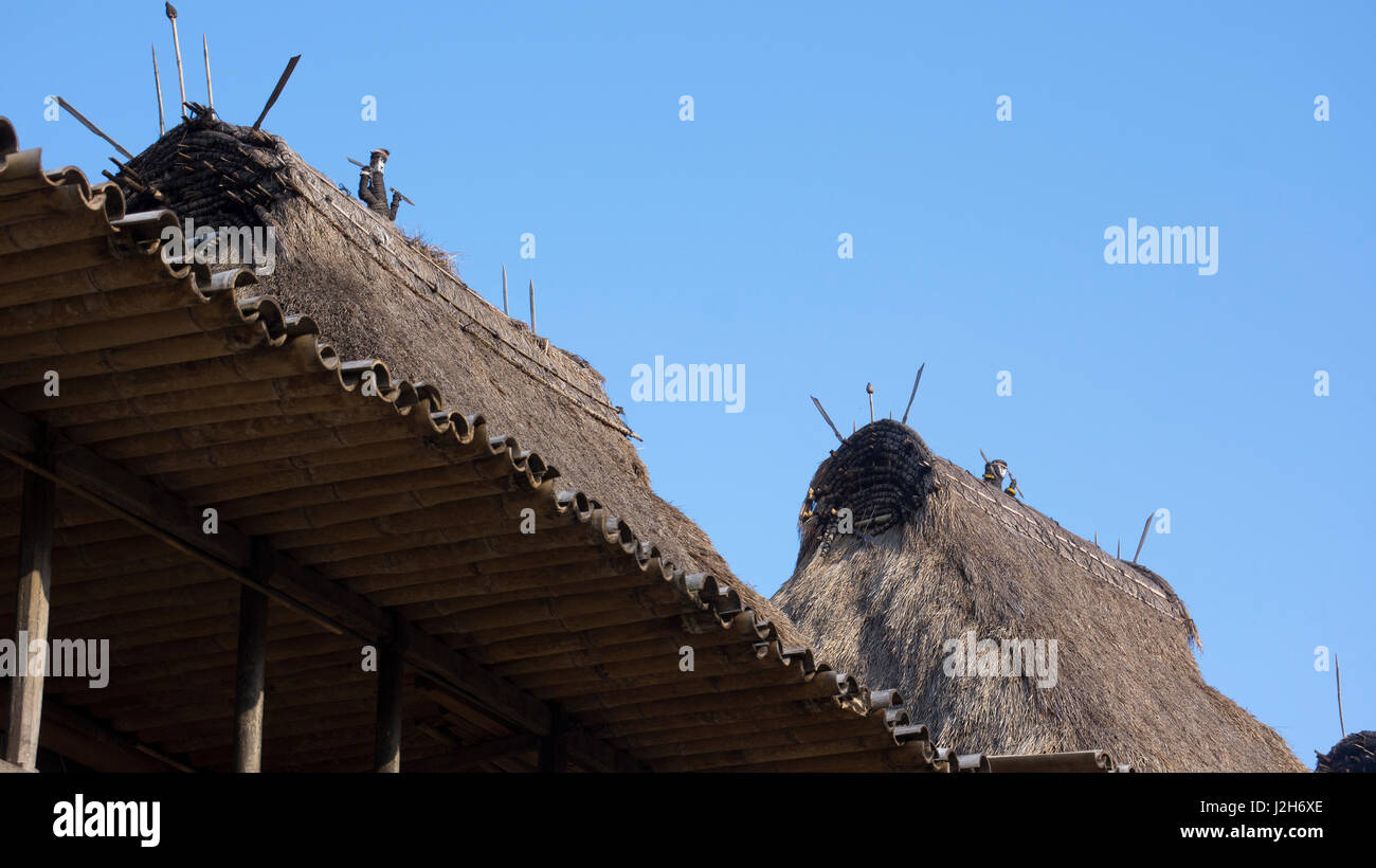 Detail der Rasen Dächer bei Bena ein traditionelles Dorf mit Grashütten Ngada Leute in Flores in der Nähe von Bajawa, Indonesien. Stockfoto