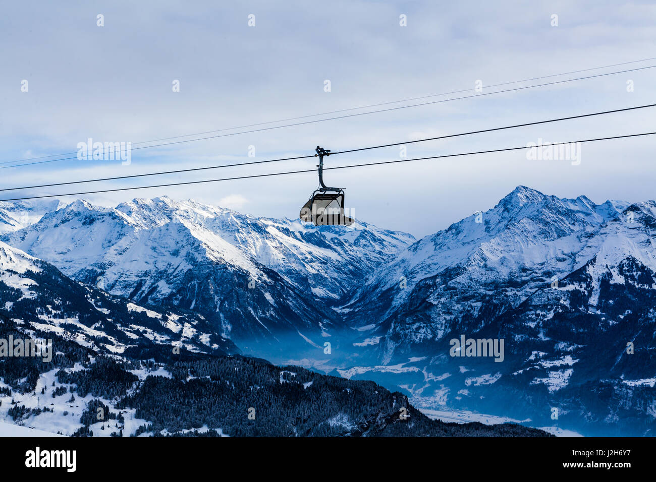 Berge ski Resort. Seilbahn. Winter in den Schweizer Alpen. Bergbahn ...