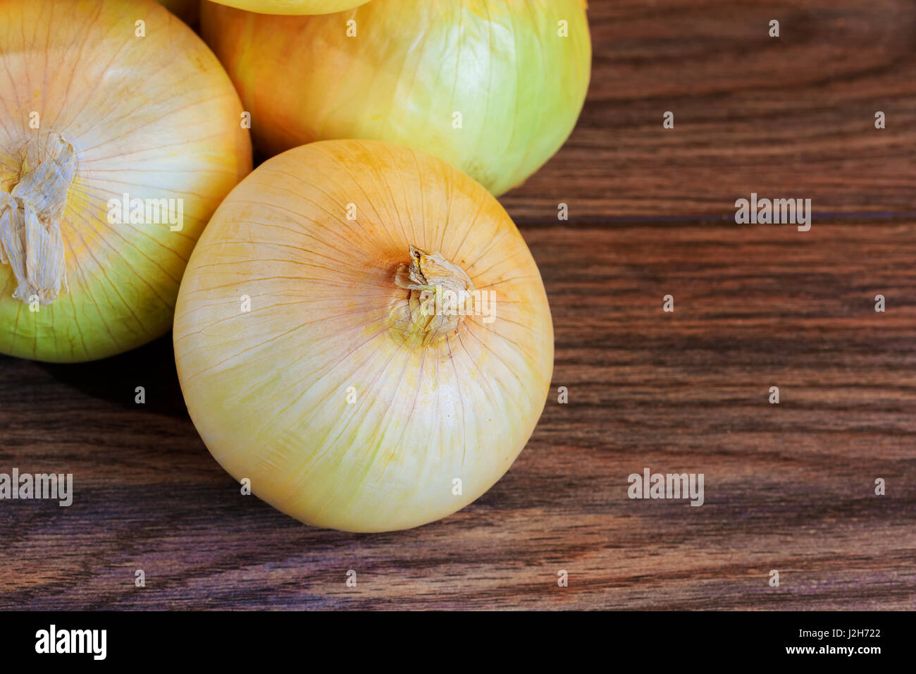 Zwiebel und Holzoberflächen Zwiebel auf dem hölzernen Hintergrund Stockfoto