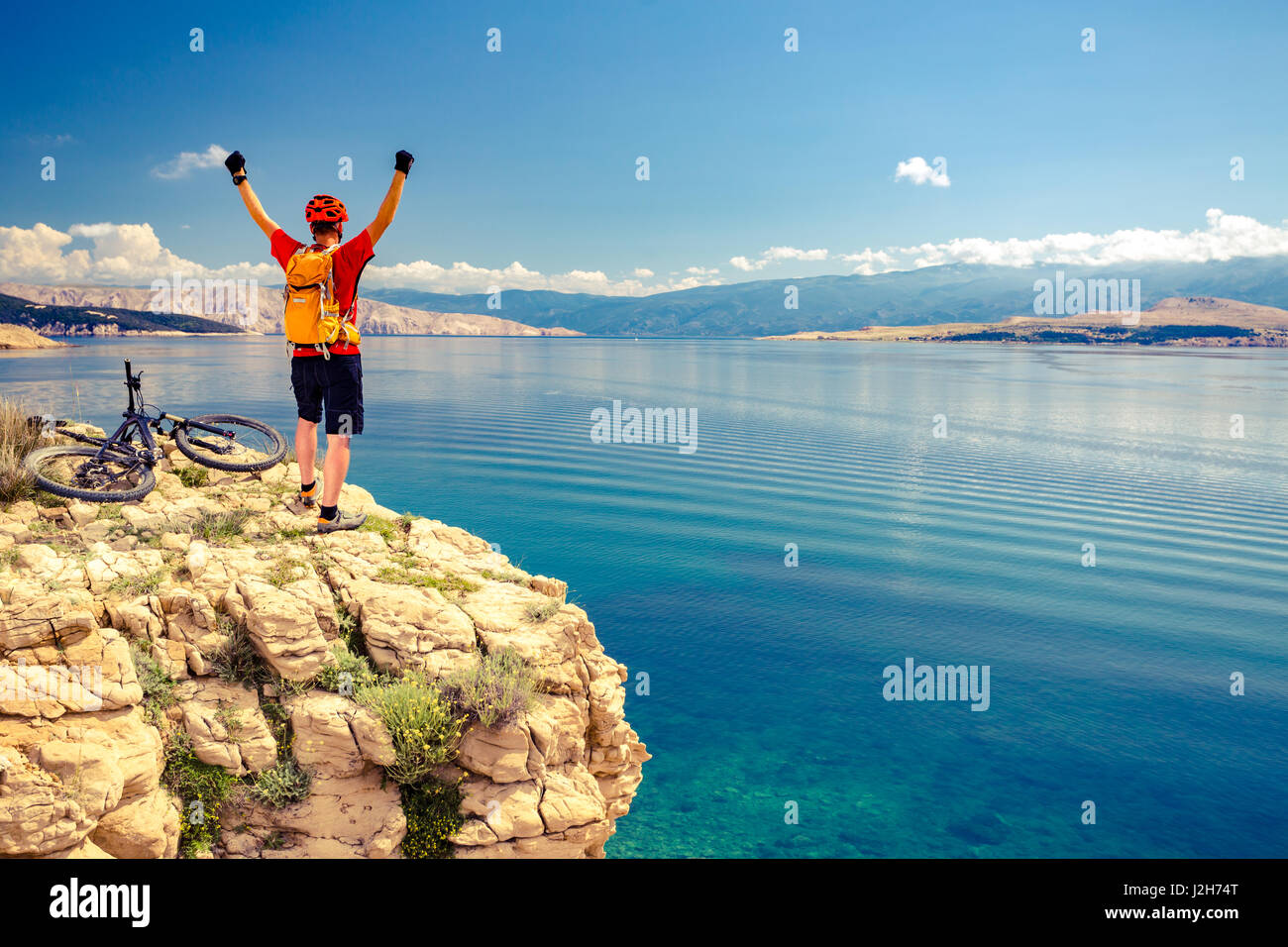 Mountain Biker Erfolg feiern Konzept, betrachten und auf Fahrrad, Sommer Meer Landschaft reisen. Glücklicher männliche Fahrer Radsport MTB Fahrrad. Fitness Stockfoto