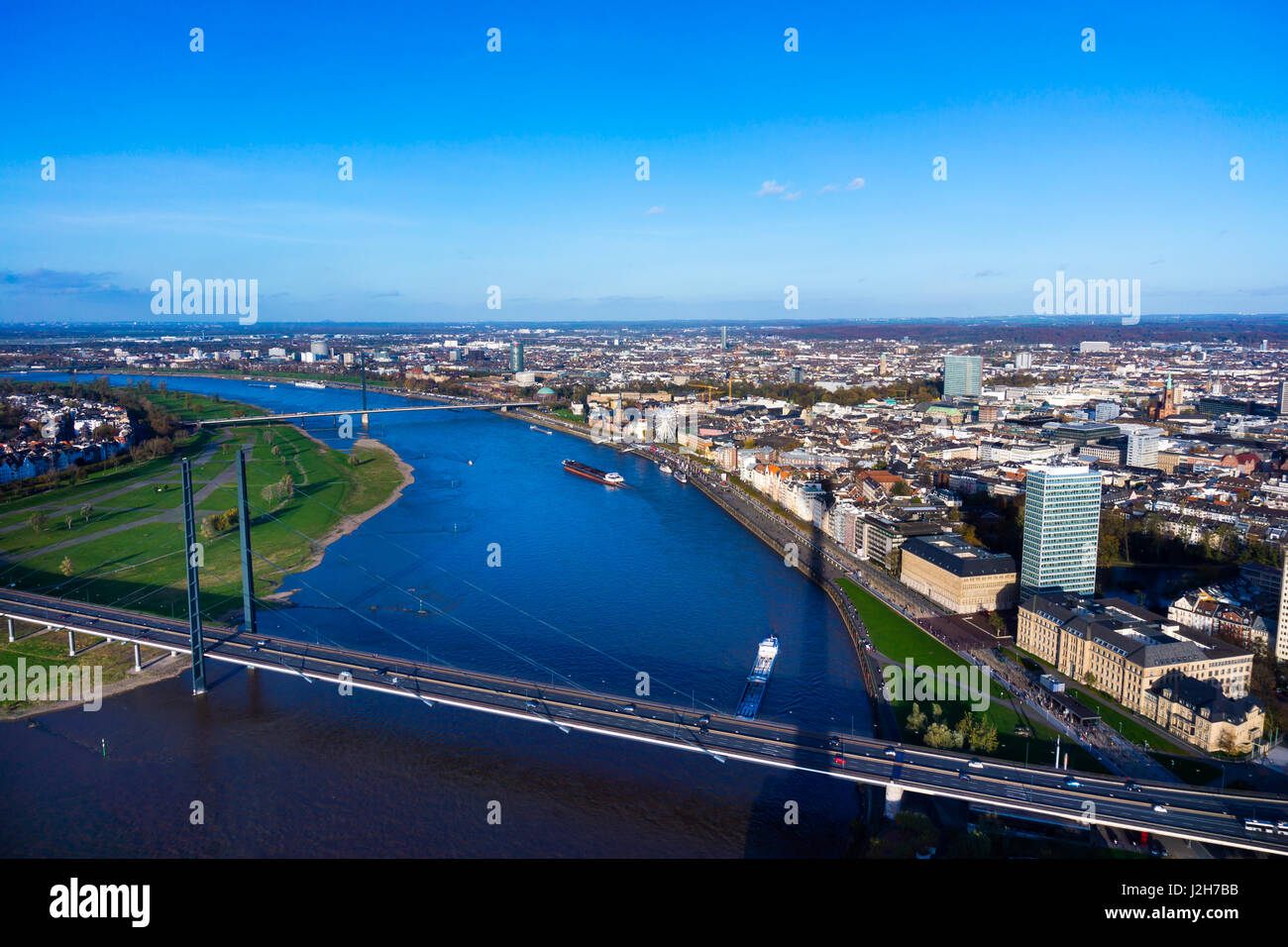 Düsseldorf mit (Hafen) in Rheinland-Westfalen, Deutschland. Panorama von Düsseldorf, Stockfoto