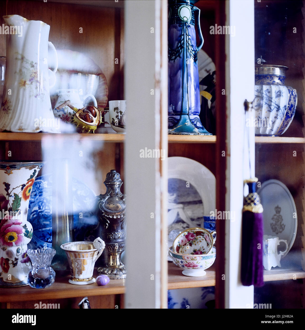 Regalen der Vasen und Geschirr. Stockfoto