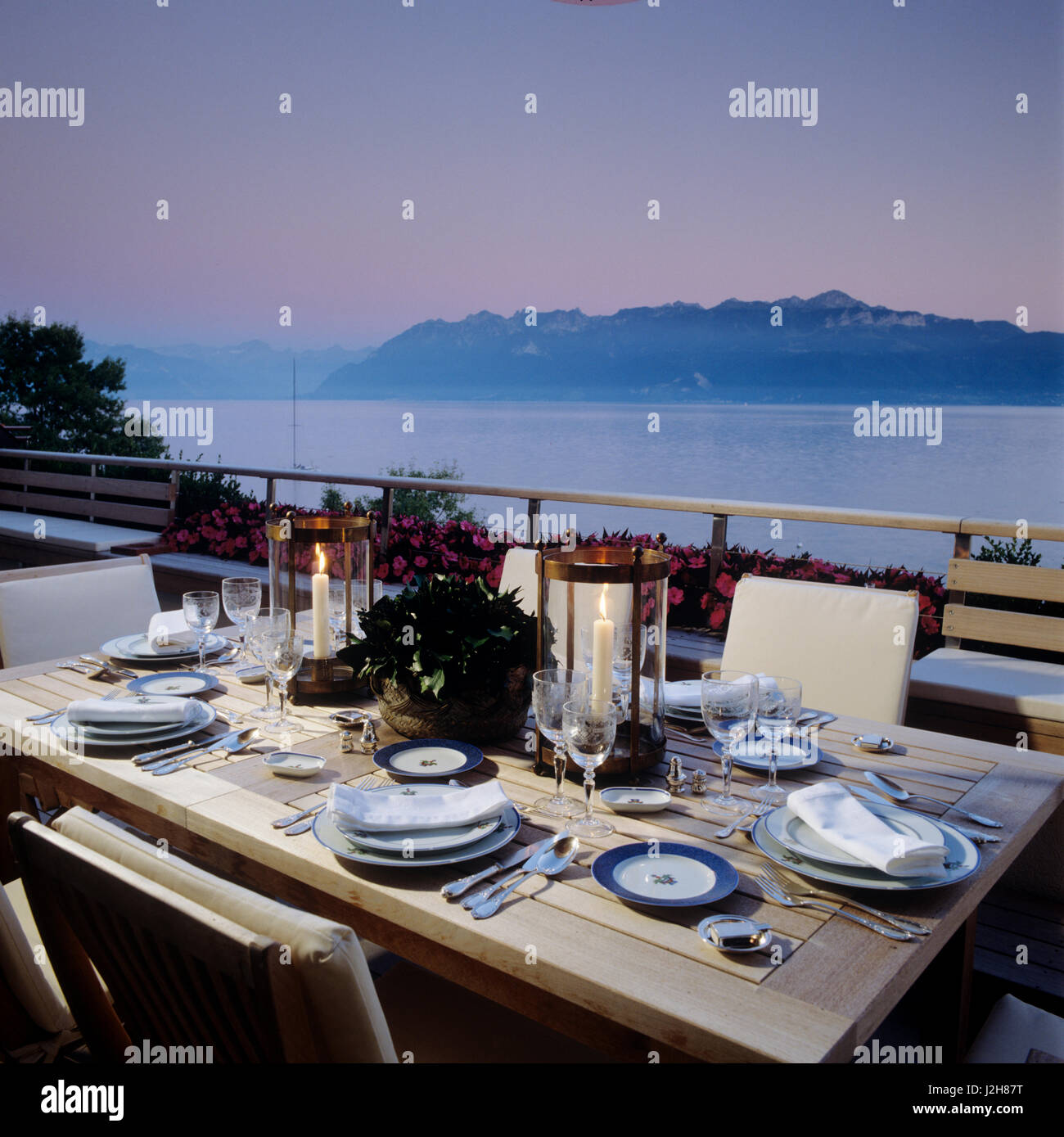 Gartenmöbel auf Balkon mit Meerblick. Stockfoto