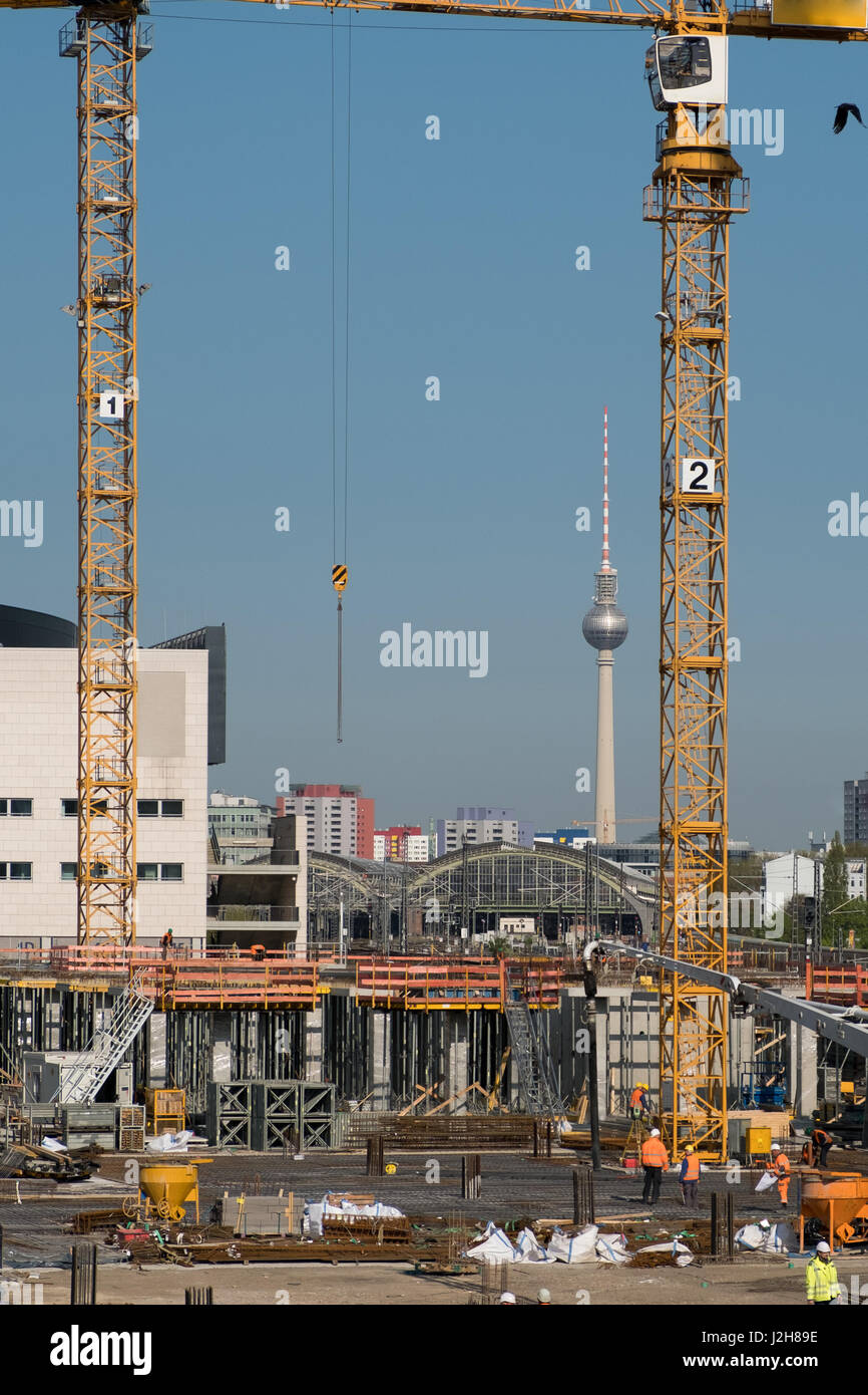Baustelle Berlin - Fernsehturm und Kräne Stockfoto
