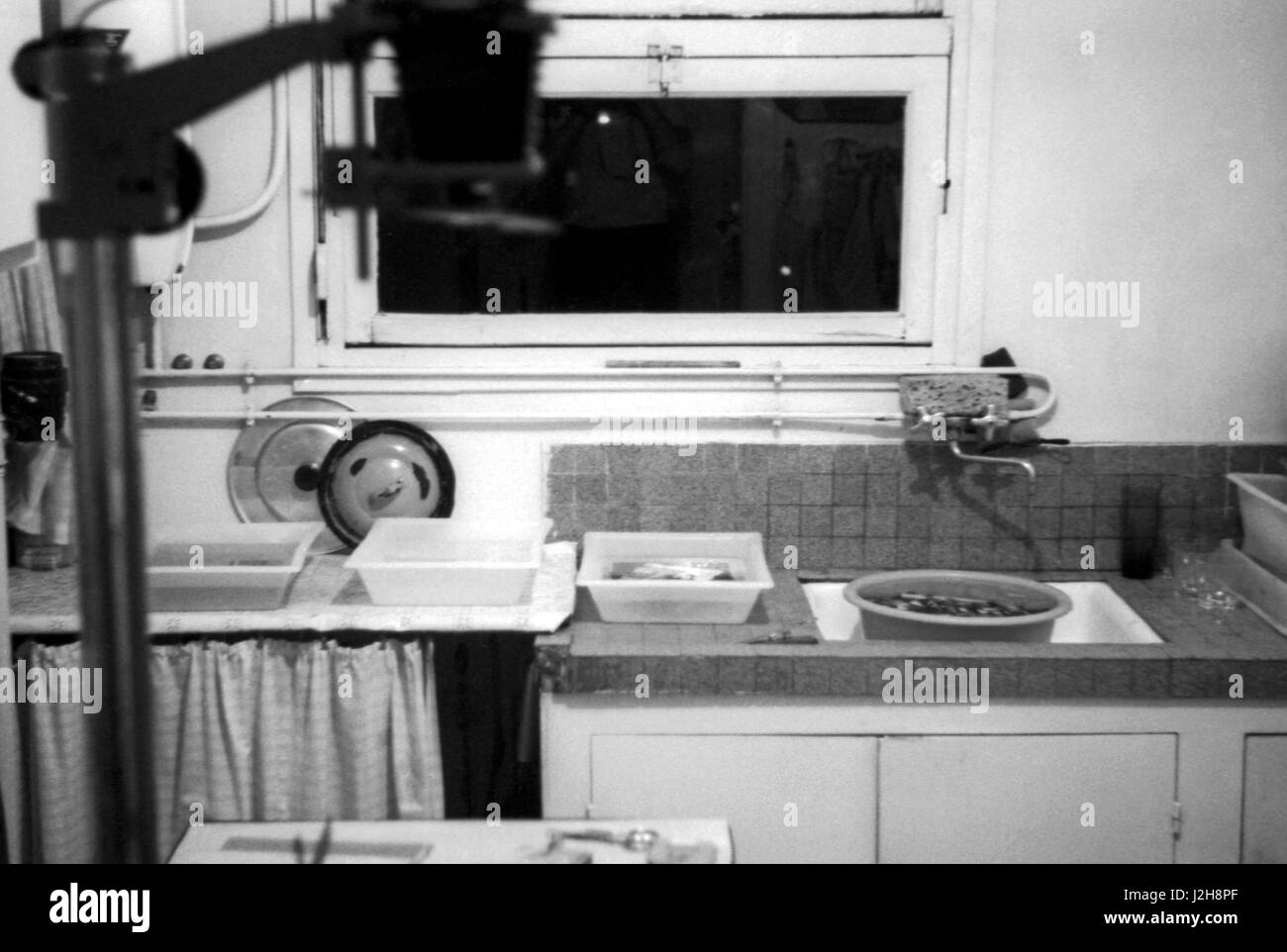 Küche des französischen Musiker und Fotograf André Crudo, die in einem Fotolabor verwandelt wurde.  1965 Foto André Crudo Stockfoto