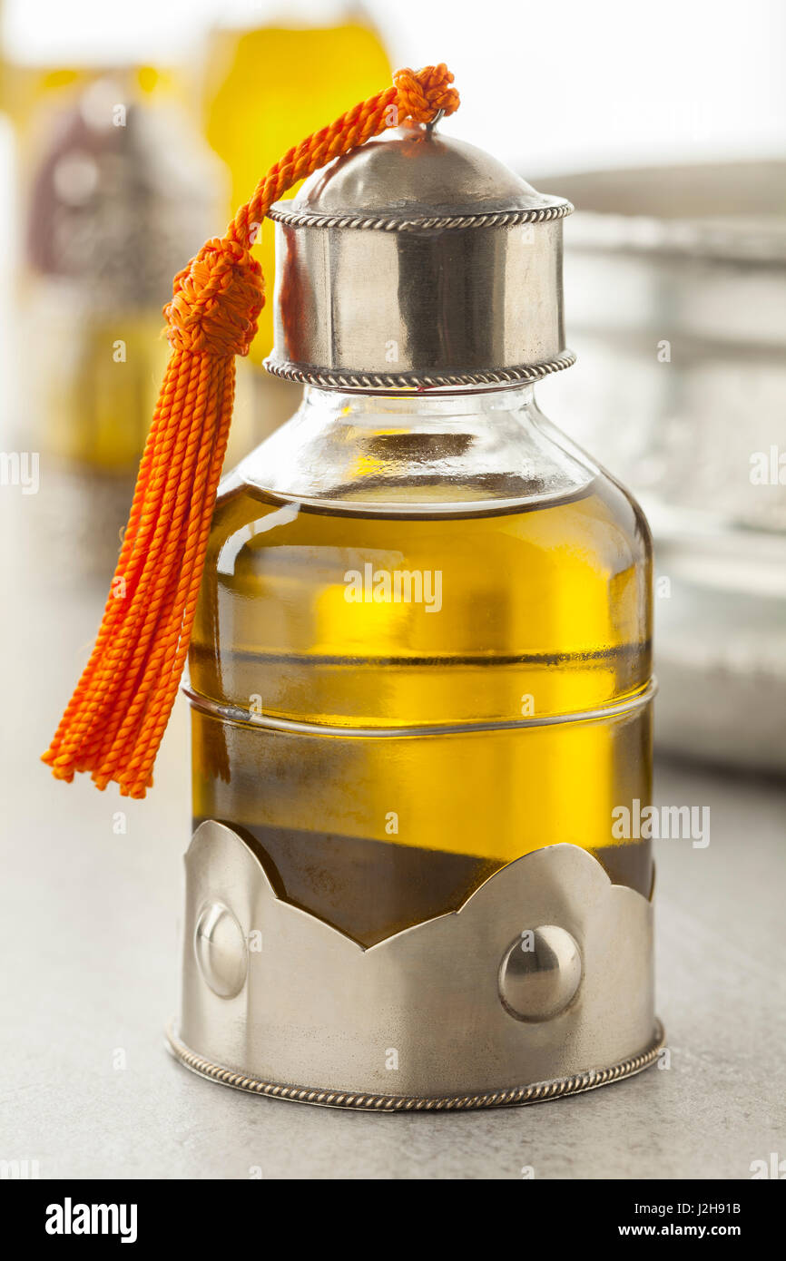 Marokkanische Flasche mit organischen kosmetisches Öl im Hamam Stockfoto