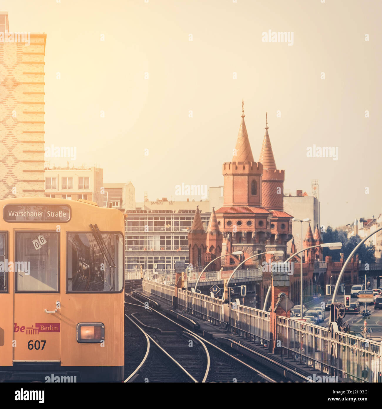 U-Bahn-Zug auf der Oberbaumbrücke in Berlin Stockfoto