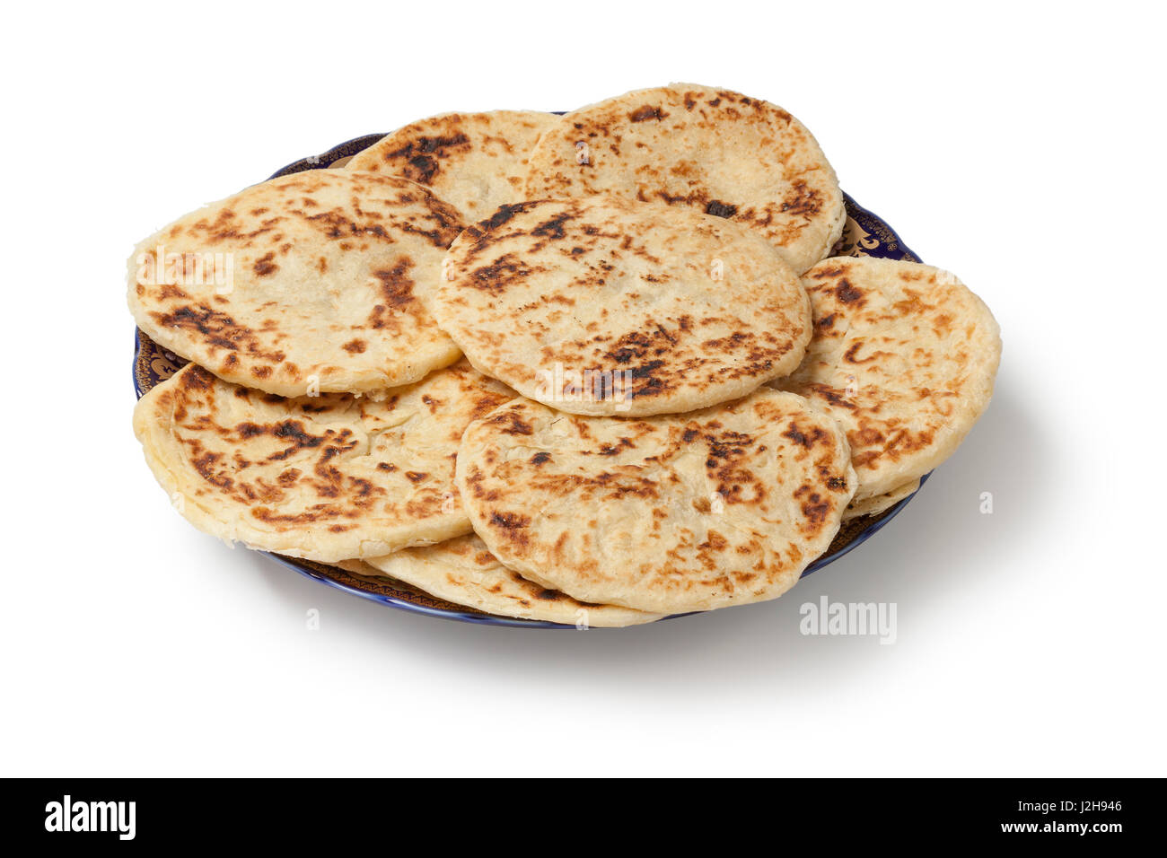 Traditionelle marokkanische Pfannkuchen, Meloui zum Frühstück auf weißem Hintergrund Stockfoto