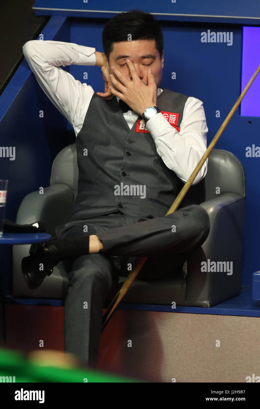 Ding Junhui in seinem Halbfinalspiel mit Mark Selby am Tag vierzehn der Betfred Snooker-WM am Crucible Theatre in Sheffield. Stockfoto