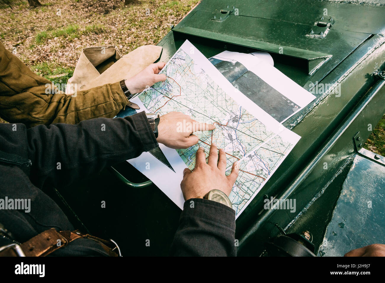 Pribor, Belarus - 23. April 2016: Erneute Enactor verkleidet als russisch-sowjetischen Crew Mitglied Panzerkommandant Soldat des zweiten Weltkrieges Slips, zeigt Richtung Stockfoto