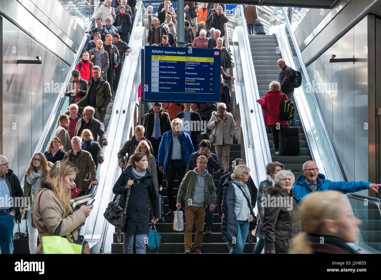 Berlin, Deutschland - 27 April: Reisende Menschen auf überfüllten Rolltreppe innen Haupt Bahnhof (Hauptbahnhof) in Berlin. Stockfoto