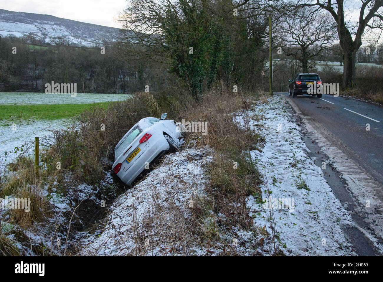 Eine Audi Auto rutschte aus einer eisglatten Straße und in einem Graben, Whitewell, Lancashire. Stockfoto