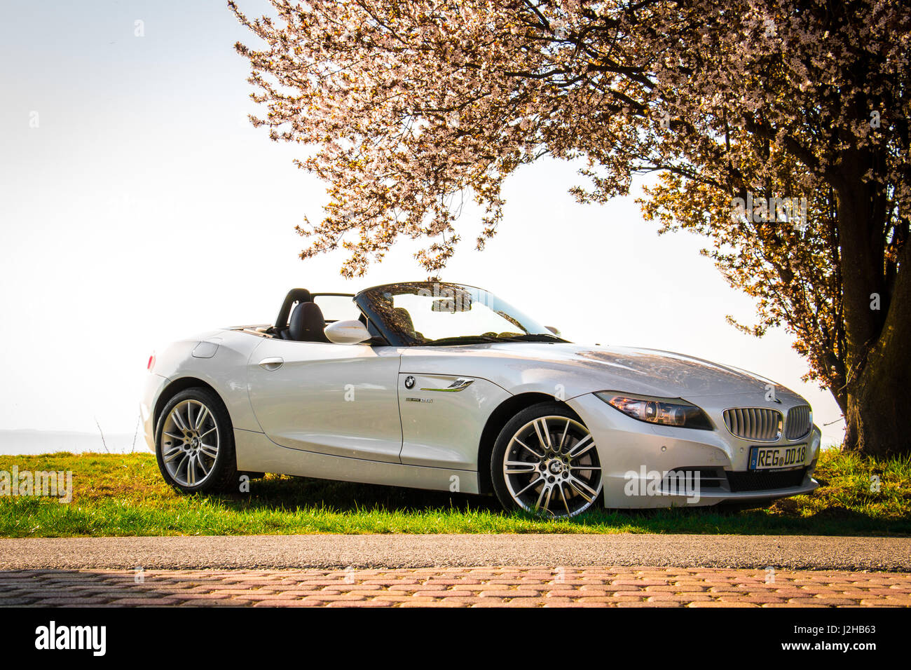 BMW E89 Z4 Roadster Cabrio 35i Wallpaper Hintergrund Full HD 4K UHD weiß M  Sportpaket Stockfotografie - Alamy