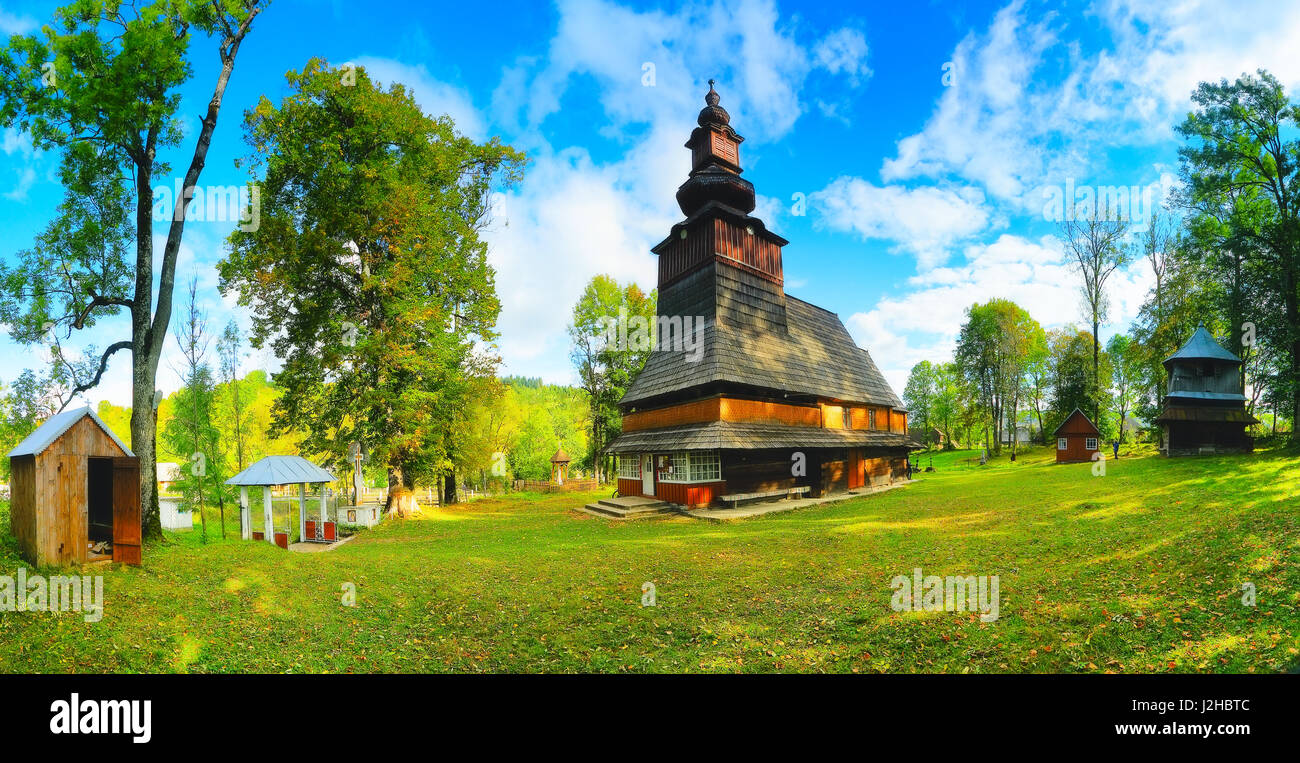 Alte Kirche auf der grünen Wiese. Kirche in sonnigen Sommertag unter blauem Himmel. Stockfoto