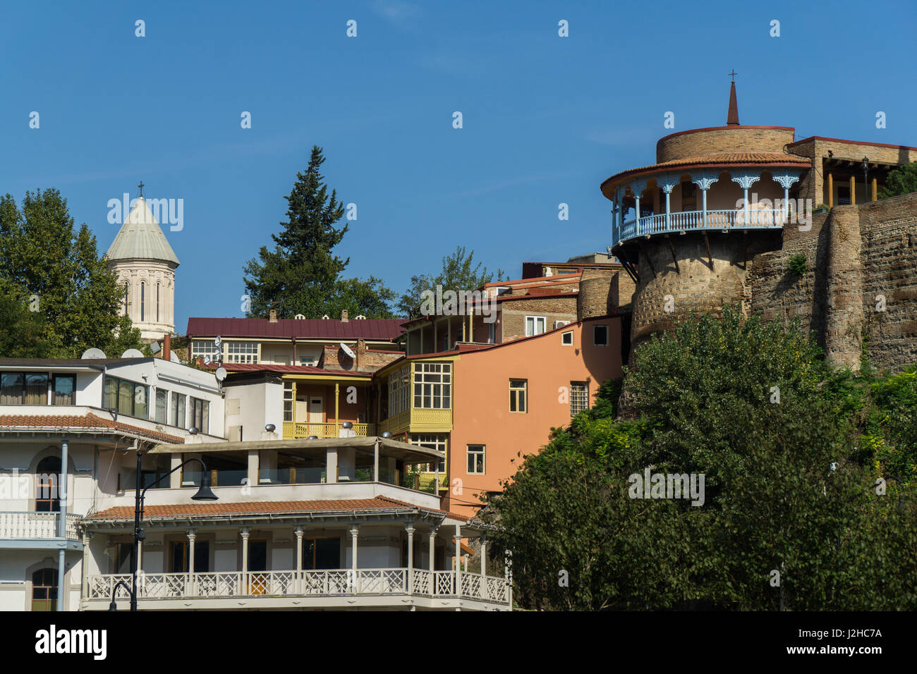 Auffallende Gebäude auf dem Europaplatz in Tiflis, Georgien. September. Stockfoto